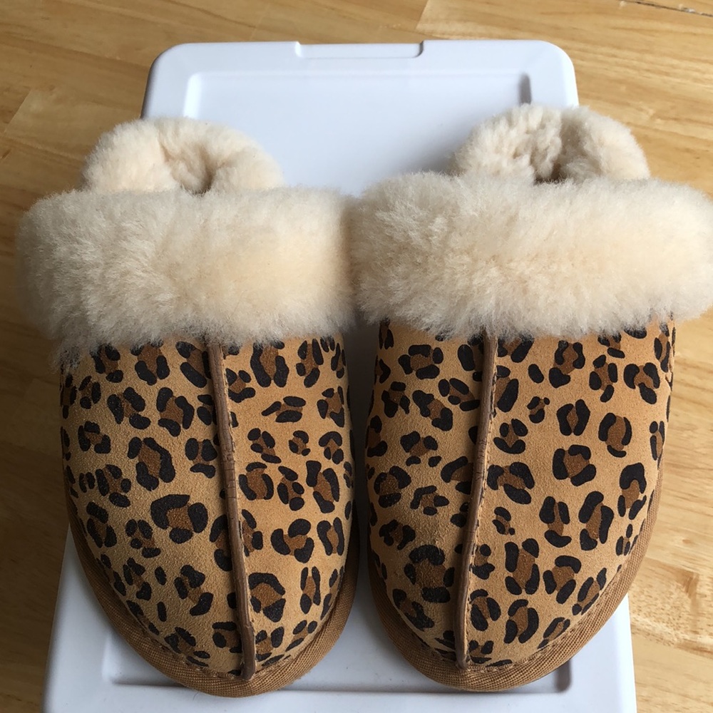 UGG “ Scuffette”Slippers -US Size 5. Leather with rubber sole. Like new. - Picture 3 of 9